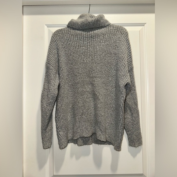 Diagonal ribbed turtle neck sweater - Picture 2 of 2